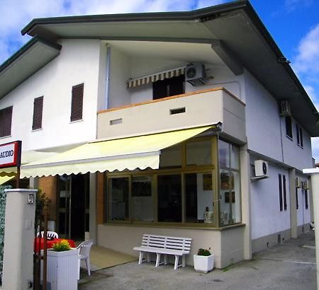 Albergo Villa Claudio Marina di Massa Exterior photo